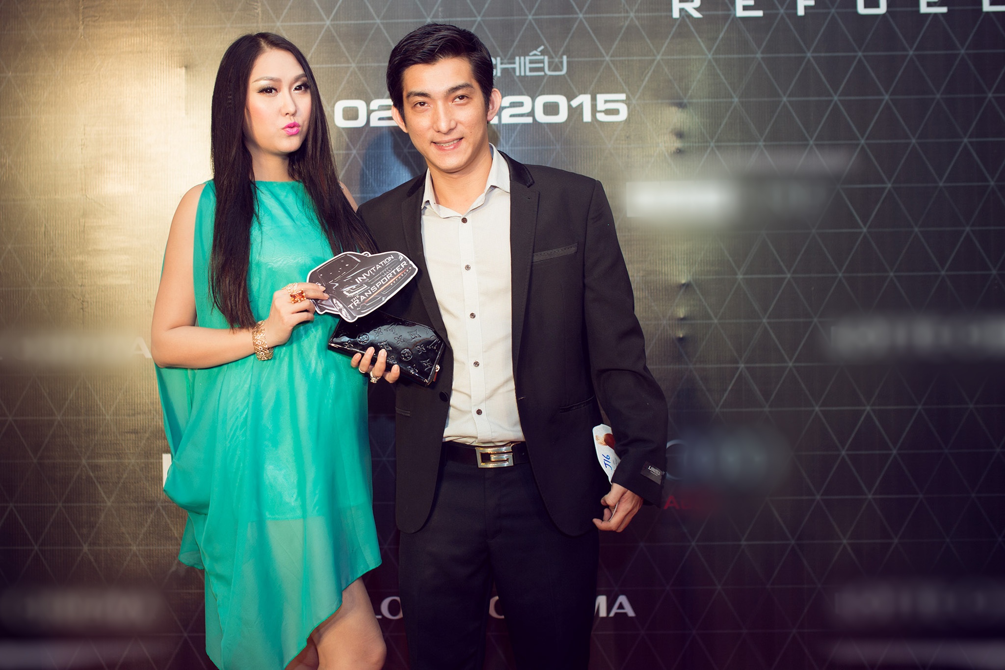  Tối 1/9, Phi Thanh Vân và chồng đến dự buổi công chiếu phim Người vận chuyển tại TPHCM. Nữ diễn viên đang mang thai ở tháng thứ ba, vẫn mặc gợi cảm. “Người đẹp dao kéo” cho biết, từ khi có bầu, tậm tính cô thay đổi thất thường, hay nhăn nhó, cáu gắt nhưng ông xã Bảo Duy luôn ở bên chăm sóc, chiều chuộng và động viên hết lời.