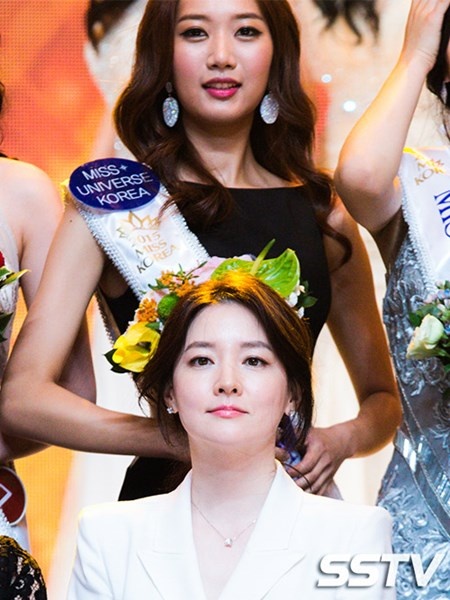 Khi được mời làm giám khảo cuộc thi Hoa hậu Hàn Quốc 2015, cô được khen đẹp hơn cả tân Hoa hậu.