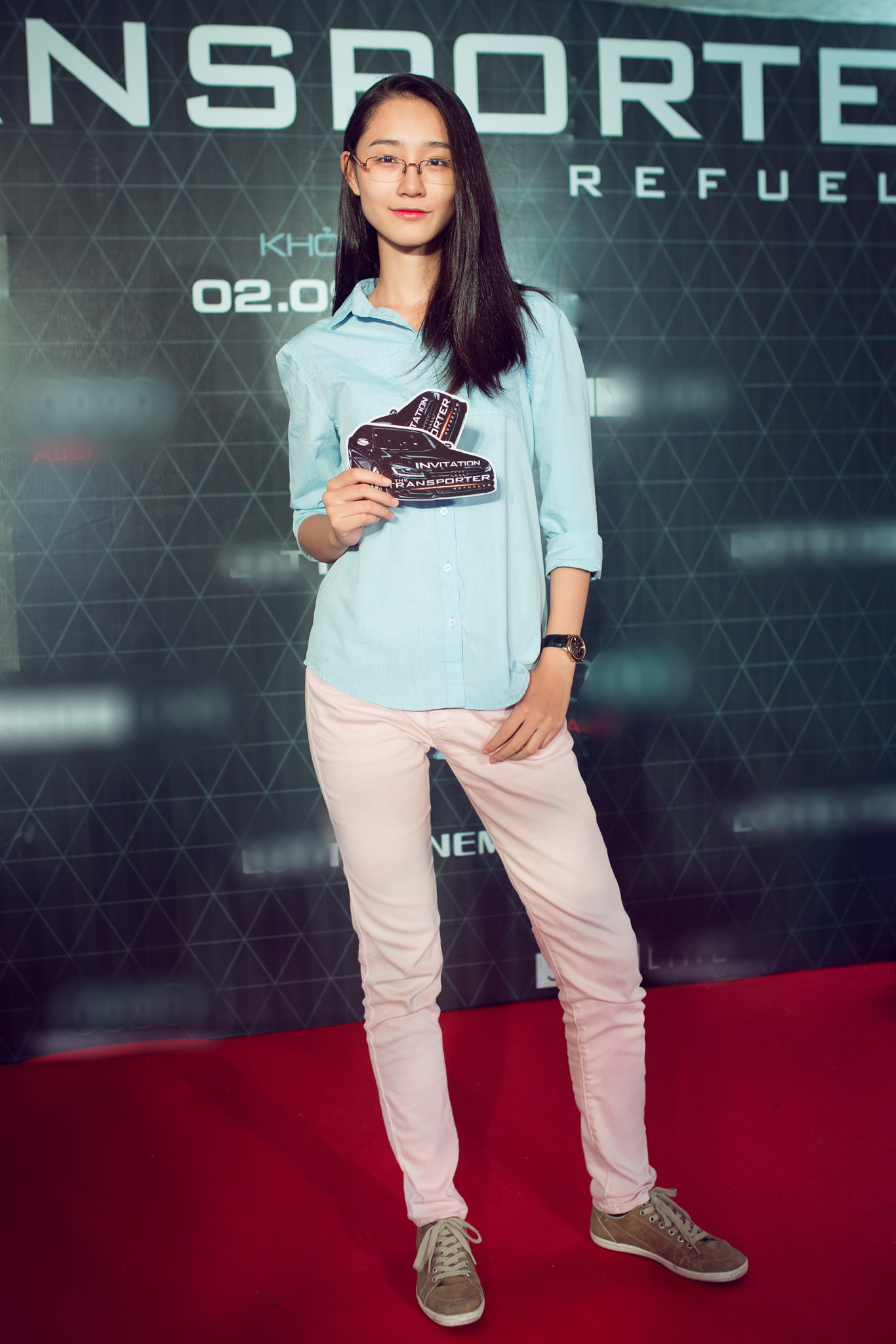 Trà My Next Top Model đi xem phim một mình mà không có bạn trai doanh nhân đi cùng như mọi khi.