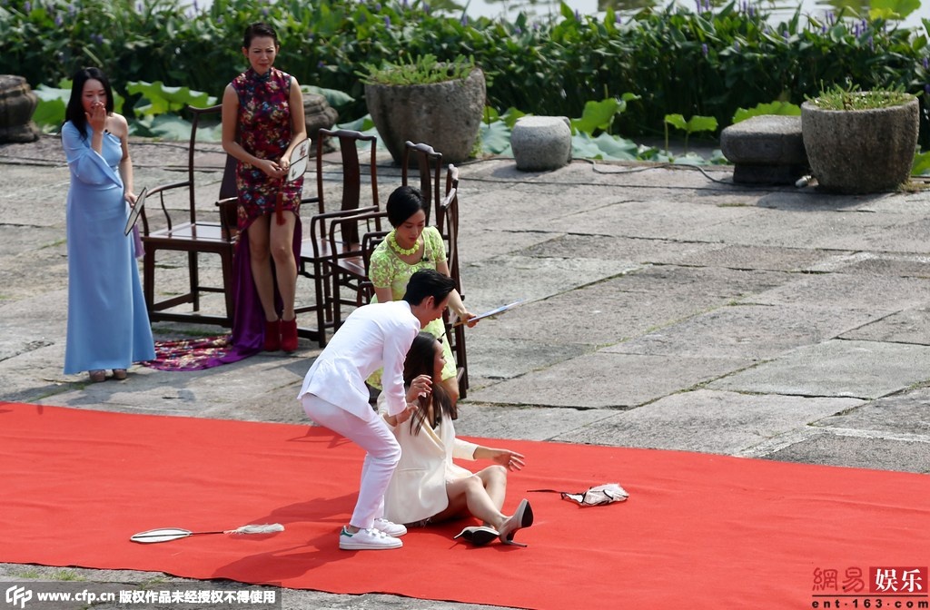 Theo Nam Đô, ngày 1/9, nhóm ê-kíp show Thần tượng tới gồm Lâm Thanh Hà, Thái Thiếu Phân, Chu Ân, Dương Ngọc Oánh, Tạ Na, Triệu Lệ Dĩnh, Ninh Tịnh xuất hiện tại An Huy tham dự sự kiện thảm đỏ. Trước ống kính, “Vệ Tử Phu” Ninh Tịnh vô tình ngã nhào vì sơ sảy. 