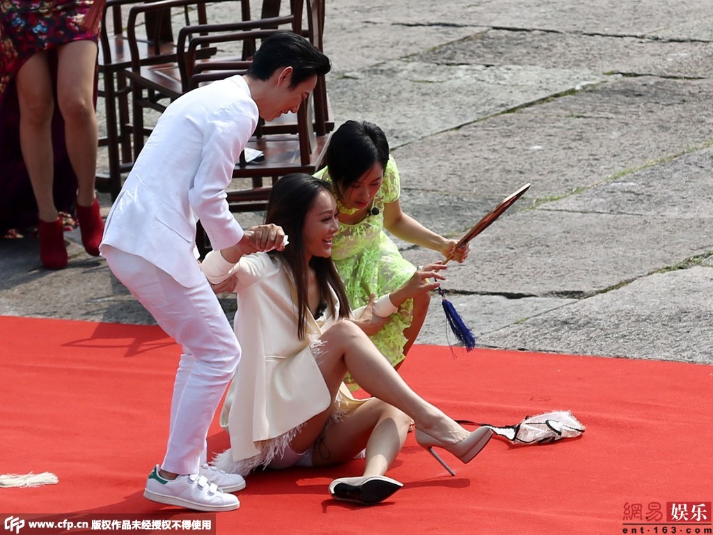 Hà Cảnh và “Hoàng Dung” Chu Ân luống cuống giúp đỡ Ninh Tịnh.