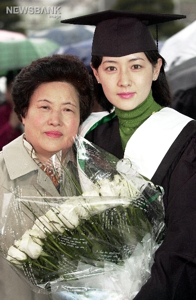 Cô thuộc hàng giai nhân đẹp không cần son phấn và thẩm mỹ.