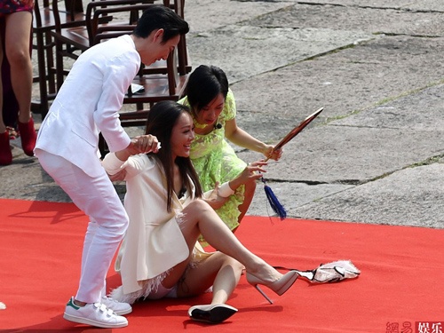 Ninh Tinh nga nhao tren tham do hinh anh