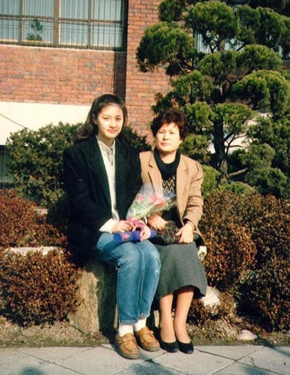 Thời trung học, Lee Young Ae đã là người đẹp nổi tiếng trong trường với vóc dáng cao và gương mặt đẹp tự nhiên.