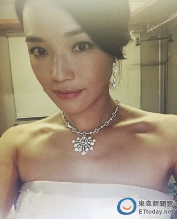 Thư Kỳ chia sẻ ảnh mặc váy cô dâu.