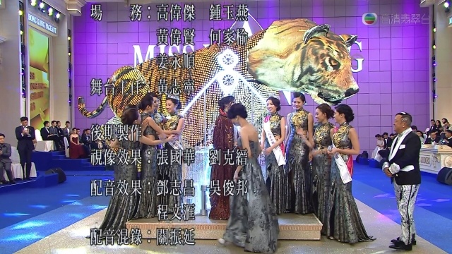 Tất cả mọi người đều ngó lơ tân Hoa hậu.