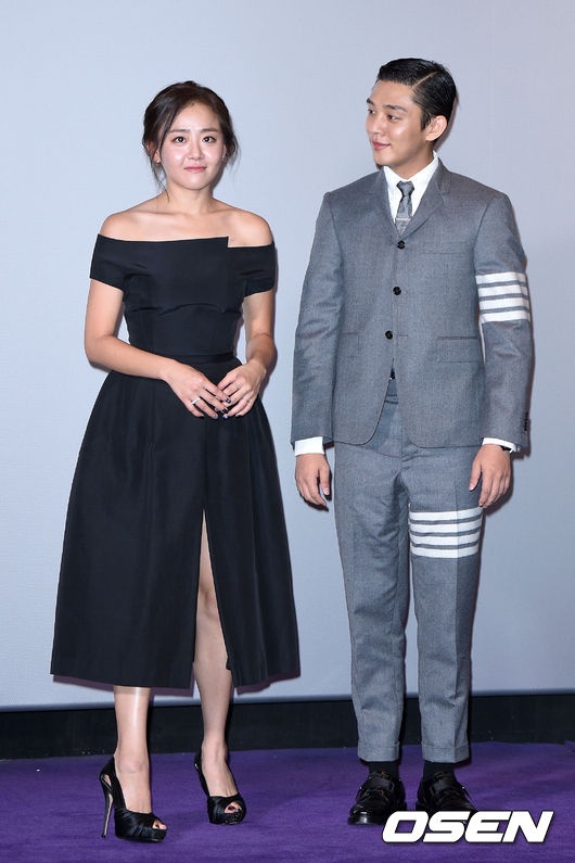 Chiều 3/9, Moon Geun Young cùng đoàn làm phim dự buổi họp báo ra mắt bộ phim The Throne tại cụm rạp COEX ở Samsung-dong, Seoul. Tham gia sự kiện có đạo diễn Lee Joon Ik, tài tử Song Kang Ho, diễn viên Hae Sook, Hye Jin Jeon, Yoo Ah In. 