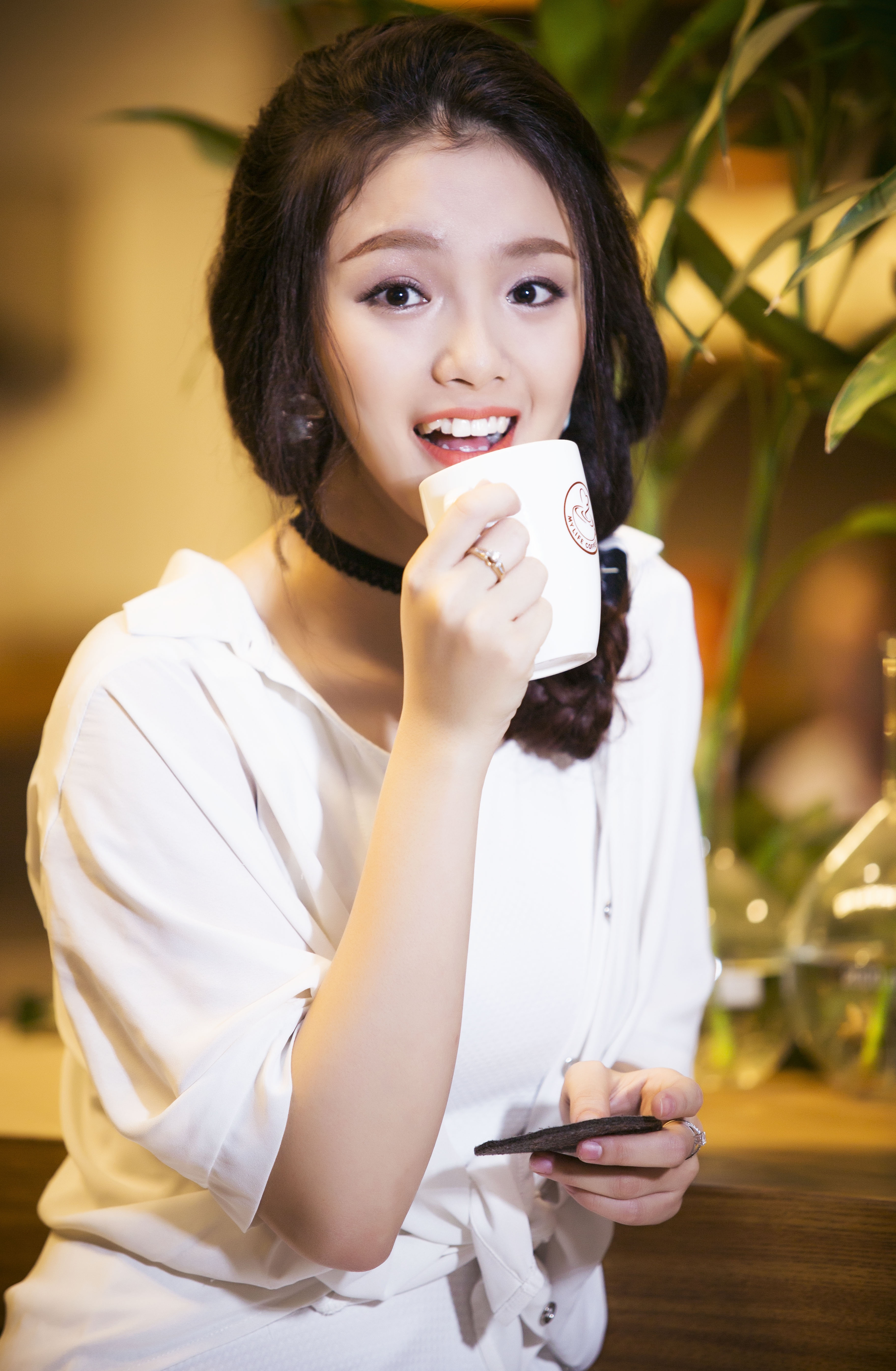 Bộ ảnh cho thấy, vẻ đẹp trong sáng, tràn đầy sức sống của người đẹp Sài thành. Nhật Hạ cho biết, cô không thích trang điểm đậm và diện những bộ trang phục nhiều họa tiết. Hình ảnh đơn giản, nhẹ nhàng phù hợp với cô gái tuổi 21.