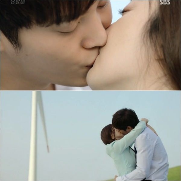 Cảnh hôn lãng mạn của cặp đôi.