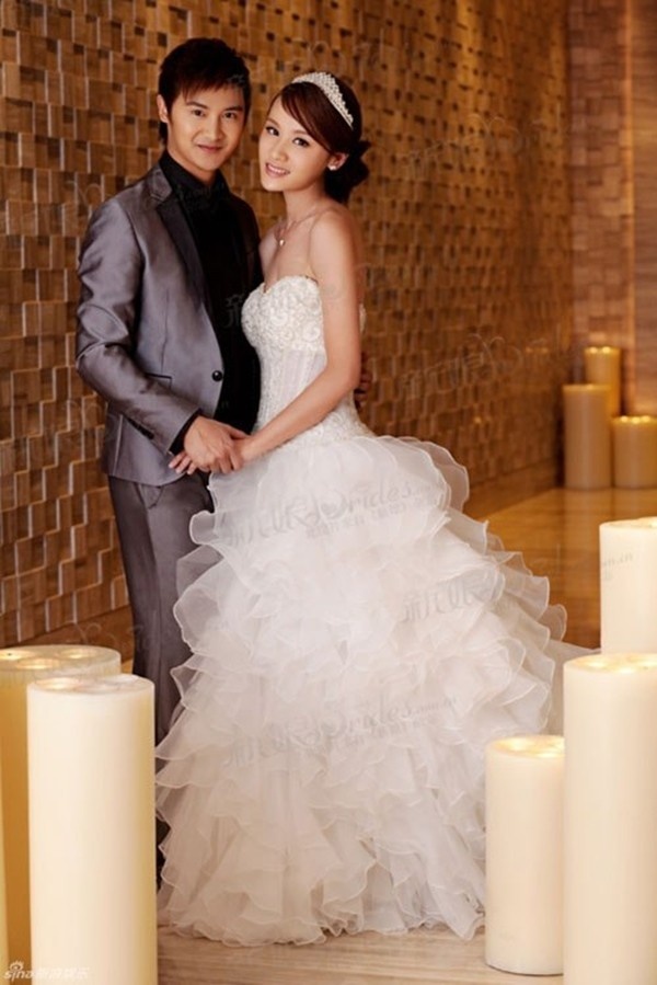 Điền Lượng và cô vợ xinh đẹp Diệp Nhất Tây khi tham gia riêng lẻ có thể chỉ thu về tầm 10 triệu HKD (tương đương <abbr class=