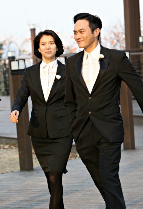 Viên Vịnh Nghi và Trương Trí Lâm gắn bó với nhau hơn 20 năm. Họ không mấy khi hợp tác trên màn ảnh vì thế khán giả luôn thích thú khi họ cặp đôi. Show truyền hình Trên đường có anh để mời được đôi vợ chồng nổi tiếng không ngại chi ra 36 triệu HKD (tương đương <abbr class=