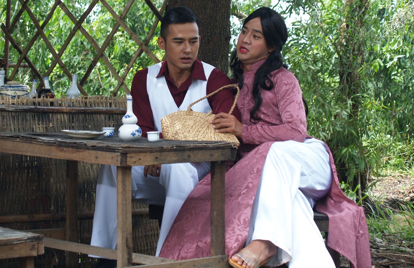 Phim còn có sự tham gia của Lương Thế Thành trong vai Hậu Sanh, con trai thứ của hội đồng Thanh nổi tiếng giàu có tại vùng Cù Lao. Tính tình cậu hai Sanh hiền lành, thật thà và thương người, nên hay bị lợi dụng và khiến anh rơi vào các tình huống dở khóc, dở cười.