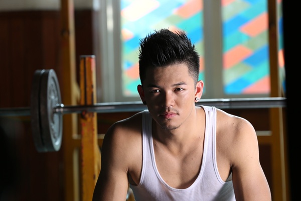 Trong Hieu tai hien phut dang quang Idol trong MV dau tay hinh anh