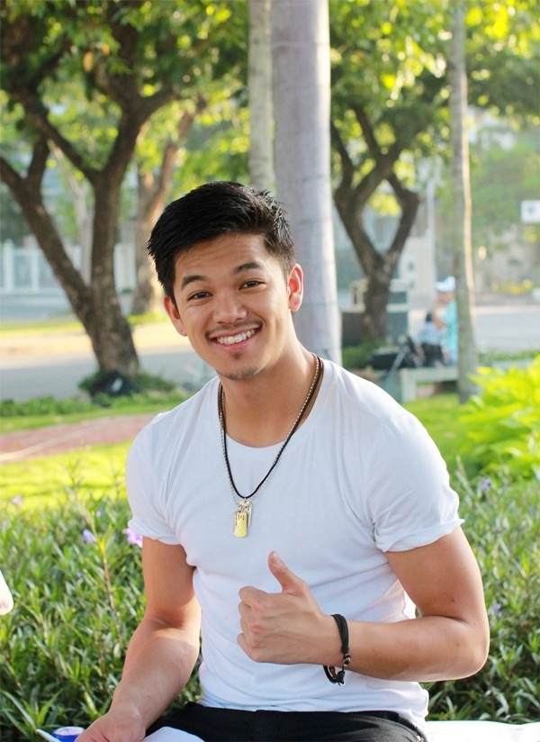 Màn ảnh rộng cuối năm nay có tác phẩm hứa hẹn là dự án Em là bà nội của anh, quy tụ dàn diễn viên trẻ và tài năng như Miu Lê, Ngô Kiến Huy, Hứa Vĩ Văn, Hari Won, Harry Lu… Bộ phim mang đề tài showbiz Việt còn có một khách mời gây chú ý là quán quân Vietnam Idol 2015 Trọng Hiếu lần đầu tiên đóng phim. 