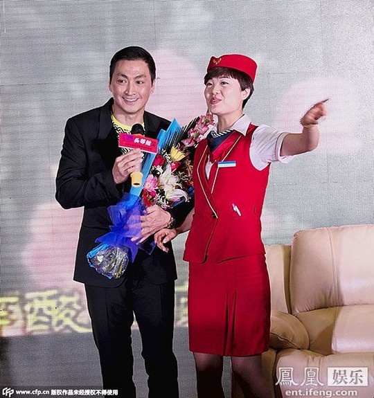 Ngoài đời, Triển Chiêu từng hai lần công bố tình cảm: một lần với Kim Tố Mai và sau đó là bạn diễn Lý Uyển Hoa trong Mã Vĩnh Trinh. Nhưng sau hai lần yêu rồi thất bại, ỏ tuổi 56, Hà Gia Kính vẫn đơn độc trên con đường tình. Anh thậm chí còn đùa rằng, U60 không cần lấy vợ cũng là diều bình thường.