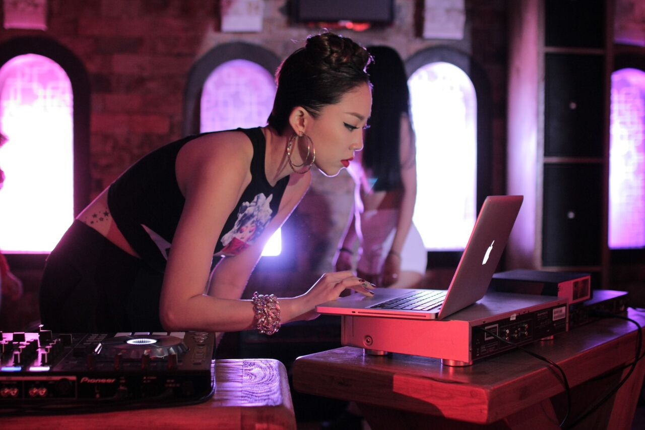 Sau khi thành công khi trở lại showbiz Việt với hình ảnh gợi cảm, Tóc Tiên tiếp tục chinh phục lĩnh vực mới – phim ảnh. Ngay từ bộ phim đầu tiên, nữ ca sĩ Ngày mai đã được đảm nhận vai chính qua dự án hành động hài Già gân, mỹ nhân và găng tơ. Nhân vật của Tóc Tiên là DJ ngổ ngáo cá tính Quỳnh Cherry, cô sẽ diễn xuất bên cạnh danh hài kỳ cựu Hoài Linh. 