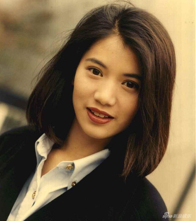 Thời gian sau đó, cô chuyển sang để mái tóc dài, vẻ đẹp thu hút người đối diện.