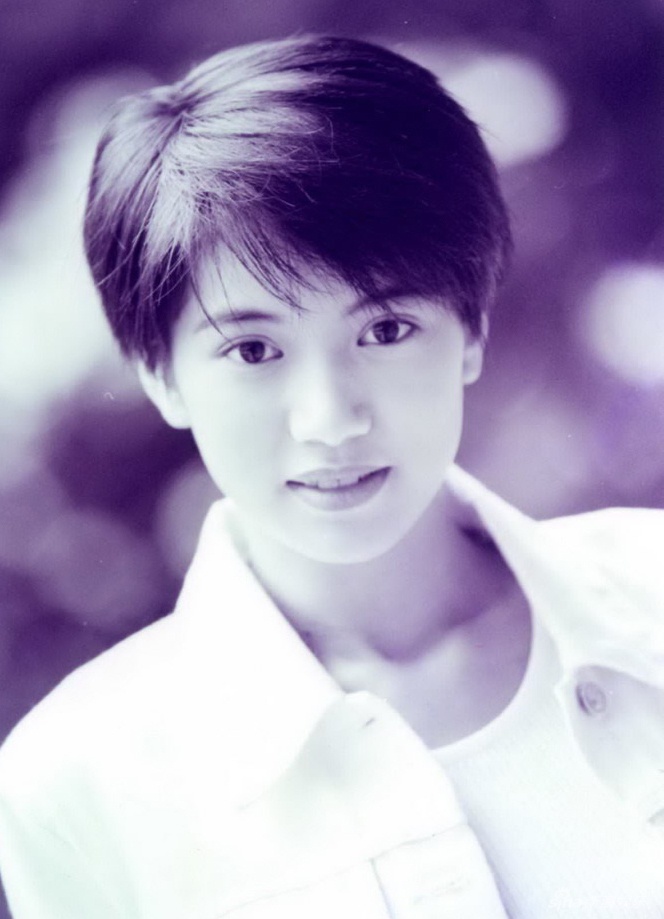 Viên Vịnh Nghi sinh năm 1971 tại Hong Kong, cô tốt nghiệp Đại học Bách khoa Hong Kong, chuyên ngành thiết kế. Năm 1990, người đẹp đăng quang tại Hoa hậu Hong Kong, cũng từ đây cô chuyển sang hoạt động nghệ thuật. Khác với nhiều nghệ sĩ cùng thời, Viên Vịnh Nghi cá tính, hiếu động như con trai. Phong cách thời gian đầu của cô là mái tóc ngắn ngủn và trang phục cá tính.