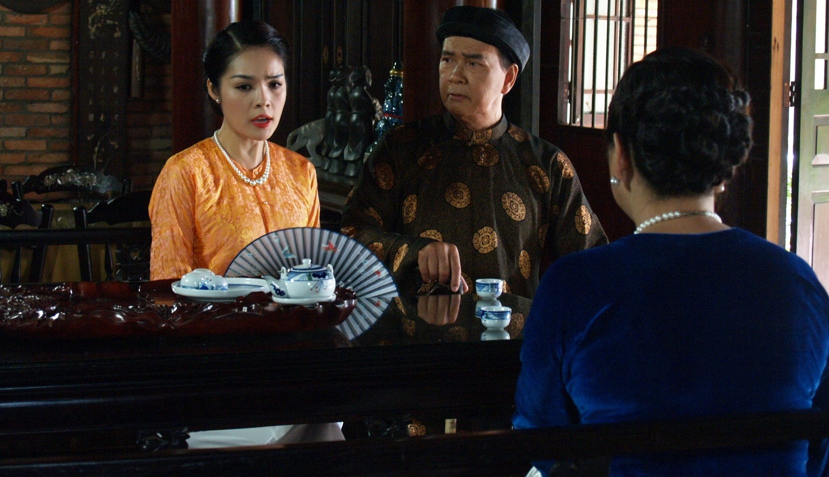 Từ ngày bước chân vào nhà ông hội đồng, bà Tư lộ rõ bộ mặt gian xảo, bất chấp mọi thủ đoạn để đạt được mục đích. Bà kênh kiệu với những thê thiếp khác, câu kết với kẻ xấu để hại chồng nhằm chiếm tài sản. Tuy nhiên đến cuối cùng, bà cũng nhận lấy cái kết cay đắng cho cuộc đời mình.