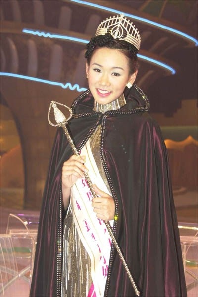 Dương Tư Kỳ rơi vào cảnh mẹ đơn thân khi bỏ rơi người yêu lâu năm chạy theo đại gia.