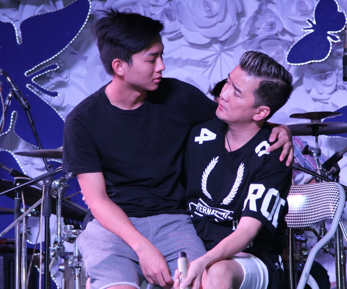 Hoai Lam ngoi trong long Mr. Dam tap nhac hinh anh