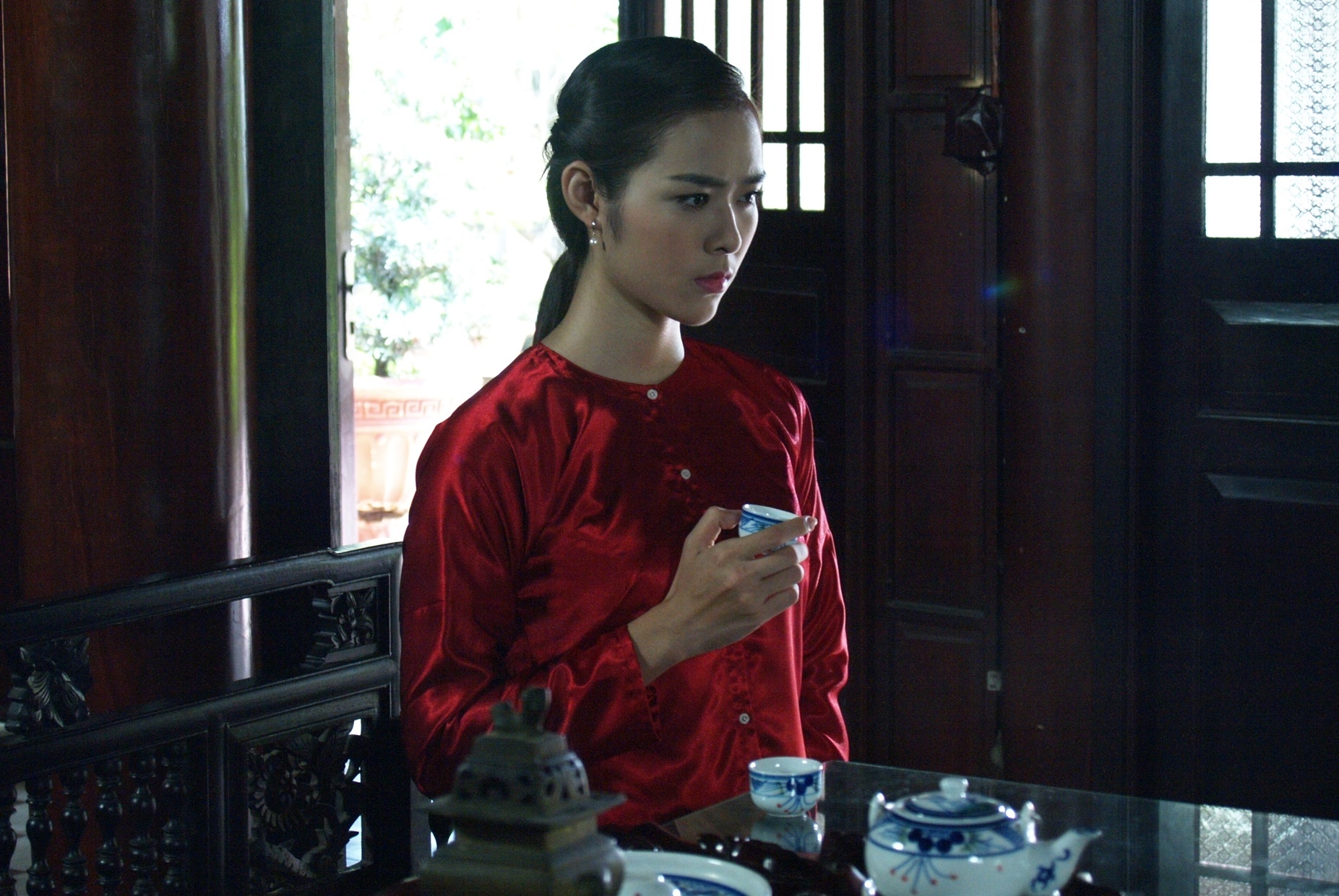 Trong một buổi tiệc, Hậu Sanh vì uống quá chén nên đi nhầm phòng ngủ của Mai (Diệp Bảo Ngọc đóng).Vì danh dự gia đình, anh đành phải cưới Mai về làm vợ Hai. Tuy nhiên, anh lại tỏ ra lạnh nhạt với người vợ mới, khiến cô ghét và quyết loại trừ vợ cả - Lụa để độc chiếm Sanh.