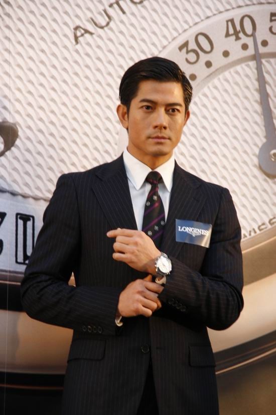 50 tuổi, Thiên vương Hong Kong Quách Phú Thành vẫn mải mê tìm kiếm bóng hồng sau nhiều cuộc tình tan vỡ. Chàng đại hiệp điển trai với đôi mắt hút hồn và nụ cười quyến rũ tỏ ra ái ngại với chuyện kết hôn. Anh từng sống chung với Hùng Đại Lâm gần 10 năm nhưng kiên quyết không cưới cô. “Với tôi, việc cưới xin là một áp lực”.