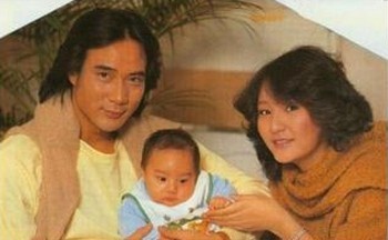 Ngoài đời, bà từng có cuộc hôn nhân tai tiếng với tài tử hơn bà 15 tuổi - Từ Thiếu Cường. Khi hai người yêu nhau và có con, Từ là đàn ông có gia đình. Vì tình yêu, Tuyết Lê đạp trên dư luận, bất chấp khoảng cách tuổi tác quá lớn giữa họ. Đáng buồn sau khi sinh hai con, Từ Thiếu Cường lại có bóng hồng mới. Tuyết Lê trở thành bà mẹ đơn thân, sự nghiệp “tranh sáng, tranh tối”.