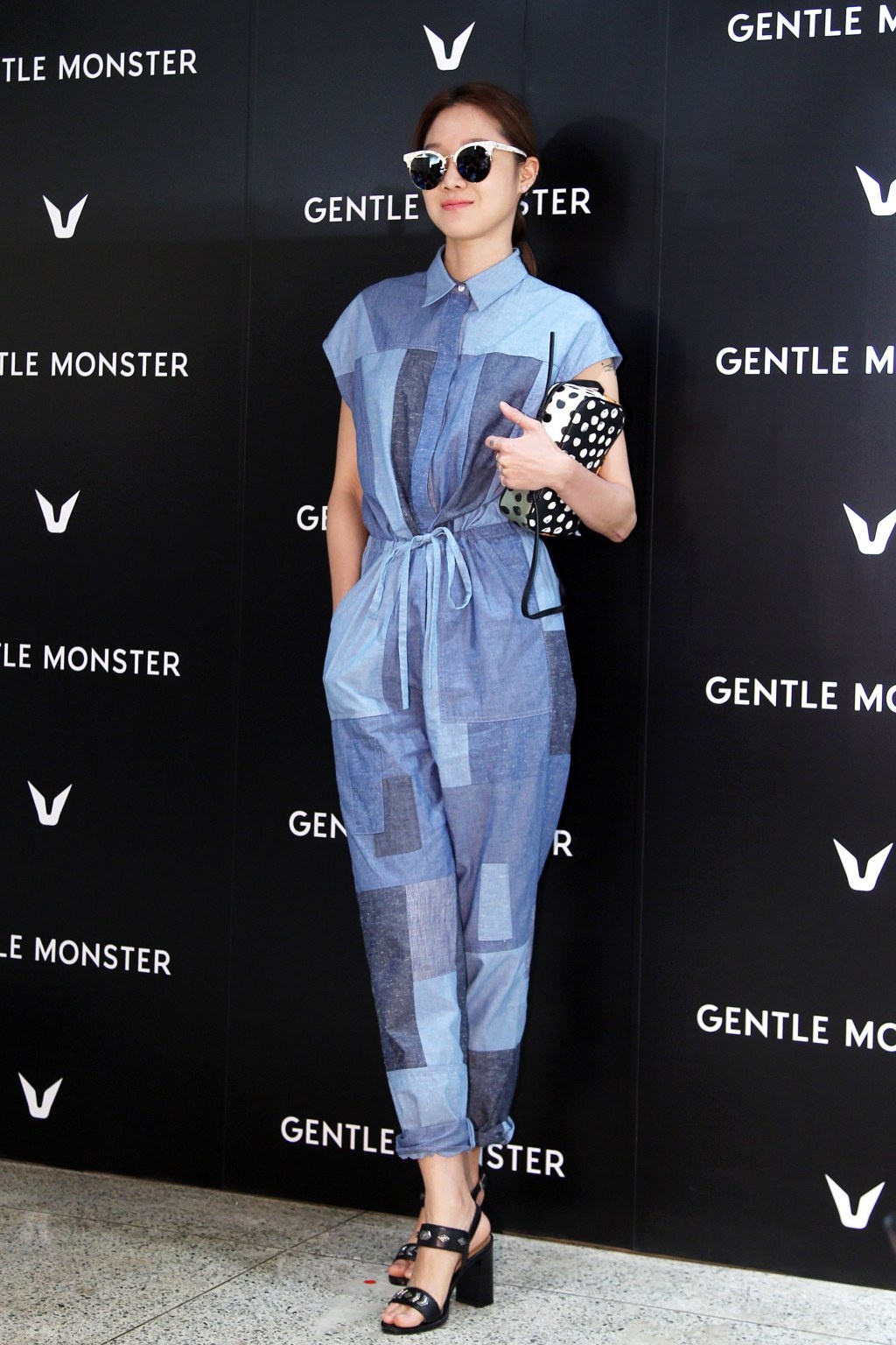 Kiều nữ Gong Hyo Jin chứng đỏ đẳng cấp fashionista khi diện bộ jumpsuit denim với 3 mảng màu khác biệt ấn tượng.