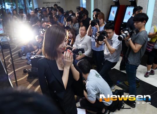 Cô nhận được sự quan tâm lớn từ truyền thông nhờ vào ông chồng nổi tiếng. Trước đó, Park Soo Jin chỉ là sao nữ hạng B, không được báo chí coi trọng.