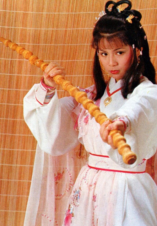 Ông Mỹ Linh - Hoàng Dung: Anh hùng xạ điêu được thực hiện nhiều phiên bản nhưng bản phim năm 1983 do Ông Mỹ Linh đóng cho đến giờ vẫn được đánh giá là kinh điển. Với riêng người đẹp Hong Kong, đây cũng là vai diễn để đời của cô. Cái chết ở tuổi 26 khiến Ông Mỹ Linh không có thêm tác phẩm nào nổi bật.