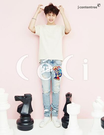 Trên trang bìa tạp chí , Ken của nhóm VIXX điểm nhấn cho jeans rách bằng chi tiết dán khá dễ thương. 