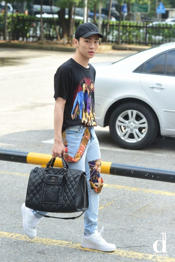 Quần jeans của Key – nhóm SHINee được đắp thêm những chi tiết vải nổi bật, bụi phủi ăn ý với áo thun họa tiết, mang đến diện mạo cá tính. 