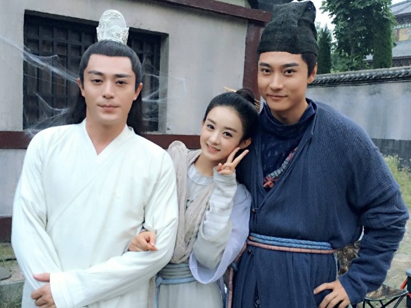 Triệu Lệ Dĩnh vẫn khoác tay đàn anh dù đầu hướng về nam diễn viên khác.