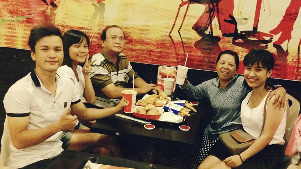 Hiện tại, Quan Nhân đã là chàng trai 24 tuổi với trách nhiệm lo lắng cho gia đình.