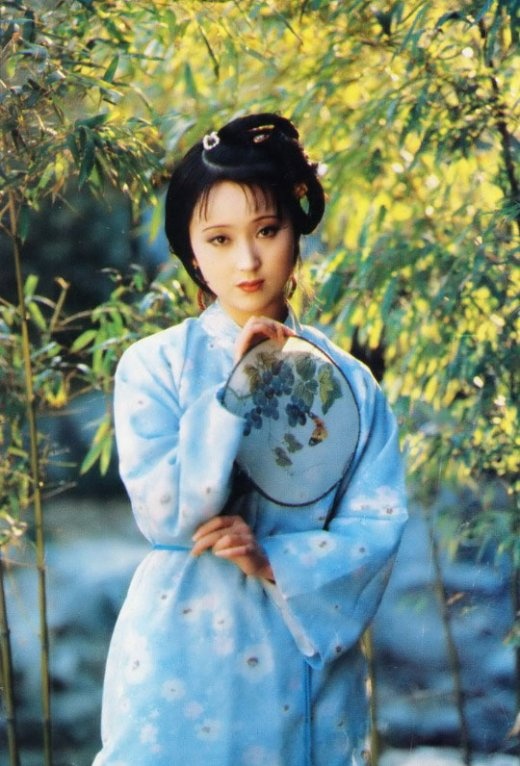 Người đẹp họ Trần thành công nhờ vai Lâm Đại Ngọc tài hoa bạc mệnh và cũng chết vai vì nhân vật này. Sinh thời, dù tham gia thêm nhiều bộ phim, khán giả vẫn chỉ nhớ đến Hiểu Húc như một nàng tiểu thư họ Lâm. Sự ra đi ở tuổi 42 vì bệnh tật của nữ diễn viên nổi tiếng như biến cô thành “Lâm Đại Ngọc phiên bản thật” không thể phai mờ.