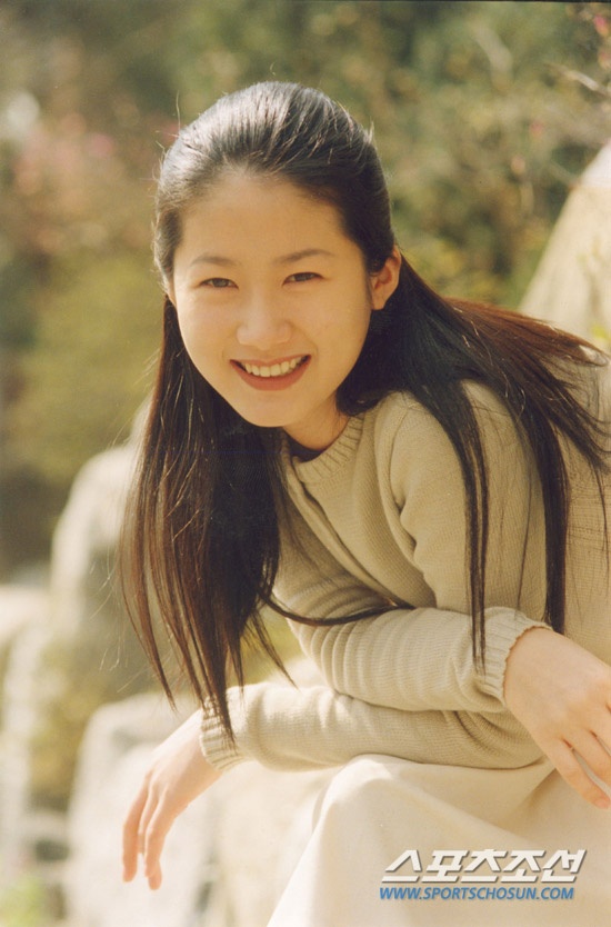 Thập niên 90, nhà nhà đều ví von Shim Eun Ha là nữ thần màn ảnh, chỉ dám ngắm nhìn không dám đụng chạm.