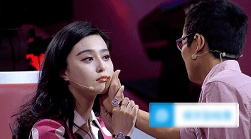 Phạm Băng Băng trước nghi án thẩm mỹ sẵn sàng mời MC chương trình truyền hình kiểm tra tại chỗ. Cô khẳng định chưa bao giờ làm mũi hay gọt mặt, độn cằm.