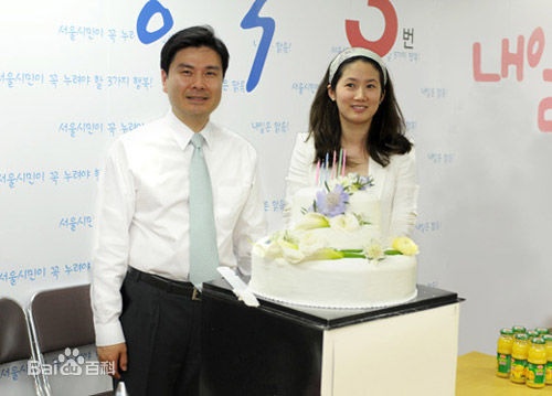 Nhiều năm không xuất hiện, Shim Eun Ha vẫn đẹp như ngày nào. Trước những câu hỏi đời tư, cô né tránh. Nguồn tin cho hay, cặp vợ chồng có một cô con gái. 