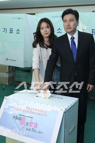 Kết hôn xong, Shim Eun Ha từ bỏ hẳn làng giải trí. Cô né tránh chia sẻ về cuộc sống gia đình. Chỉ đến khi chồng cô có dự định tiến vào chính trường, người đẹp mới lộ diện trong các cuộc vận động tranh cử.