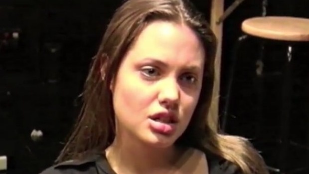 Angelina Jolie thể hiện diễn xuất trong lớp học khi còn là một diễn viên trẻ.