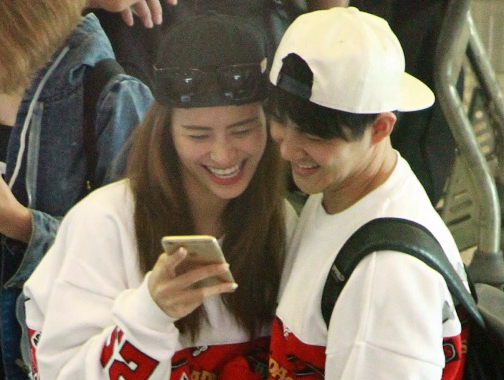 Dong Nhi - Ong Cao Thang mac do doi, tinh tu o san bay hinh anh