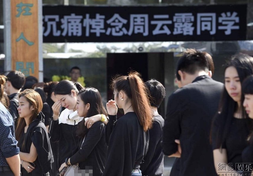 Những người có mặt không giấu nổi sự xúc động.