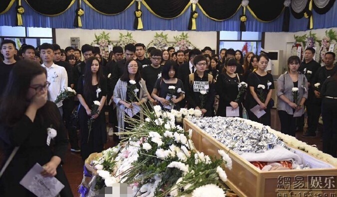 Ngày 6/9 tại nhà tang lễ nằm ở ngoại ô Bắc Kinh (Trung Quốc), nhiều người có mặt đưa tiễn nữ diễn viên trẻ Châu Vân Lữ về nơi an nghỉ cuối cùng. 