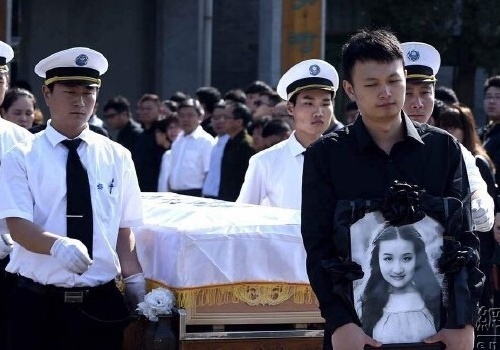 Dam tang cua nu dien vien bi dao dien dan anh cuong hiep hinh anh