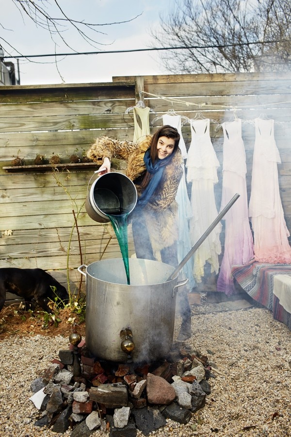 Nghệ nhân Audrey Reynolds đang nhuộm màu để tạo ra những mẫu vải mới