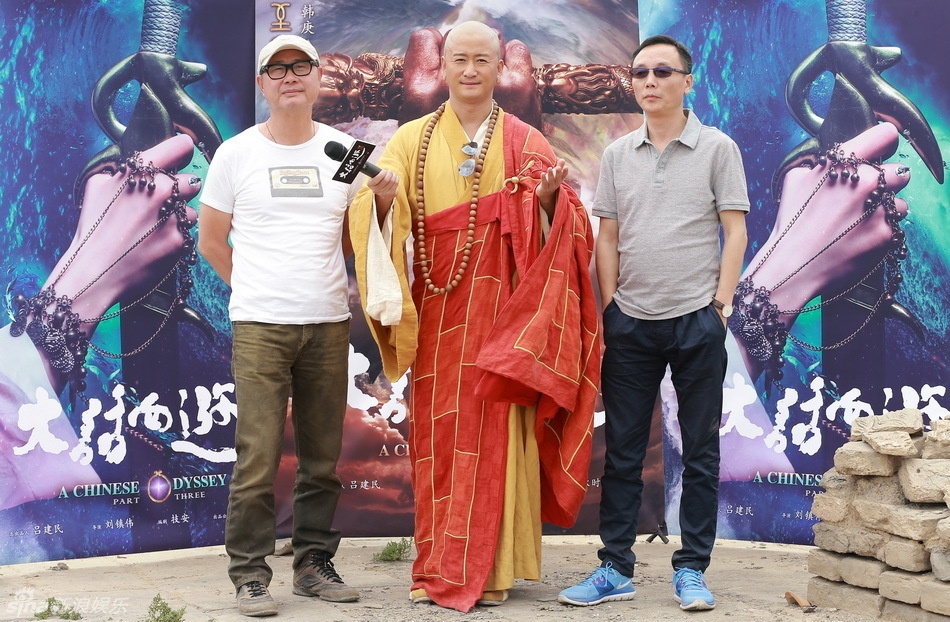 Ngô Kinh (giữa) ra mắt khán giả với hình tượng mới.