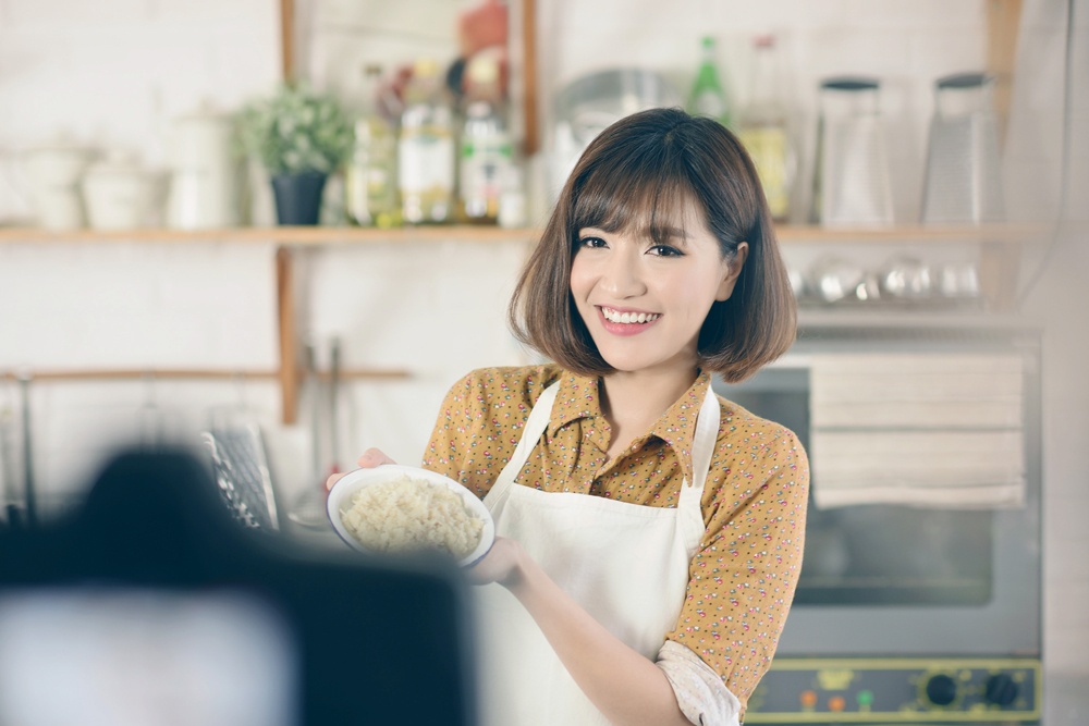 Bui Bich Phuong ra mat Vlog noi tro hinh anh