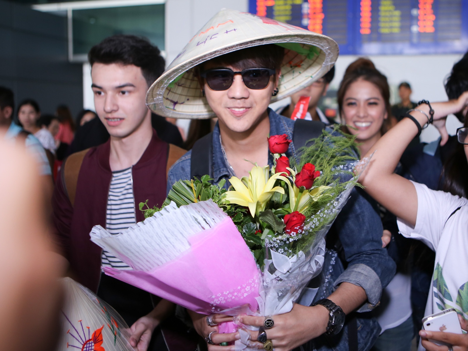  Nick và đoàn diễn viên Thái rất ngờ trước sự chào đón nồng nhiệt của khán giả Việt Nam. Tất cả tươi cười rạng rỡ khi nhận được hoa và nón lá từ người hâm mộ.