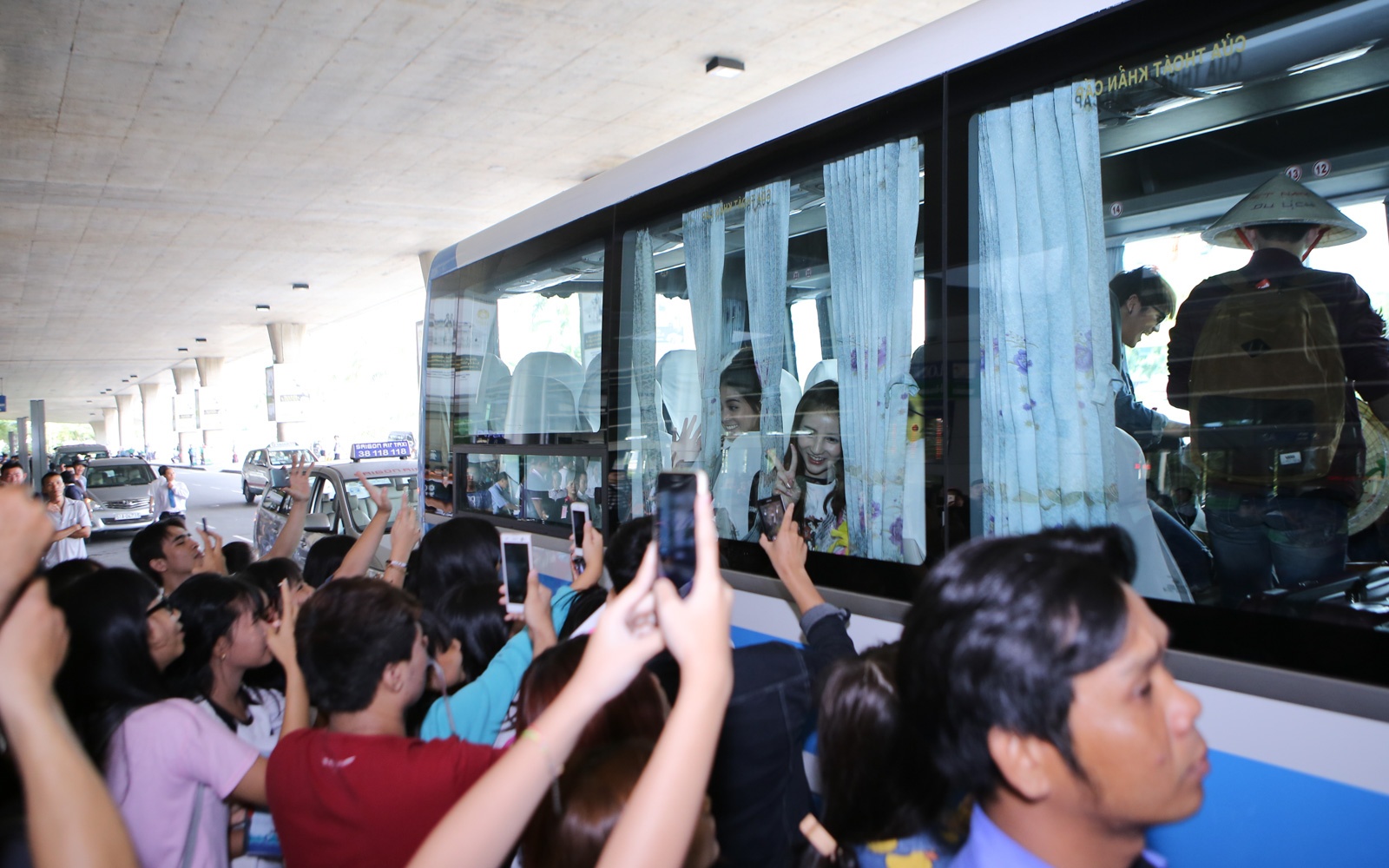 Vây vây kín xem của Nick và dàn diễn viên Thái. Vào 18h, chiều 8/9, Nick Kunatip và các diễn viên Thái Lan sẽ gặp gỡ báo chí tại rap Lotte Cinema Cộng Hòa Sau đó, vào ngày 9/9, đoàn phim sẽ họp mặt người hâm mộ ở rạp Lotte Cinema Nam Sài Gòn Tại buổi giao lưu, khán giả sẽ được đặt câu hỏi với đoàn phim Trai Đẹp Thời Nay và còn có cơ hội được nhận các phần quà dễ thương